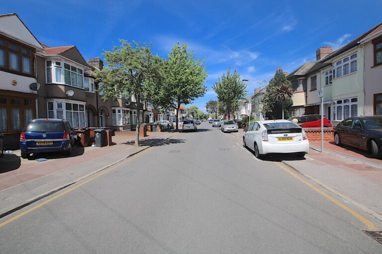 Clare Gardens, Barking – All Bills Included